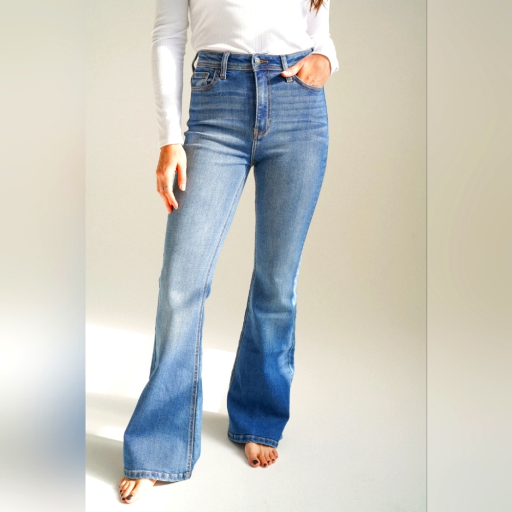NWT Carly Jean Los Angeles Austin Flare Jeans Medium Wash 31×33 (CJLA size 13)